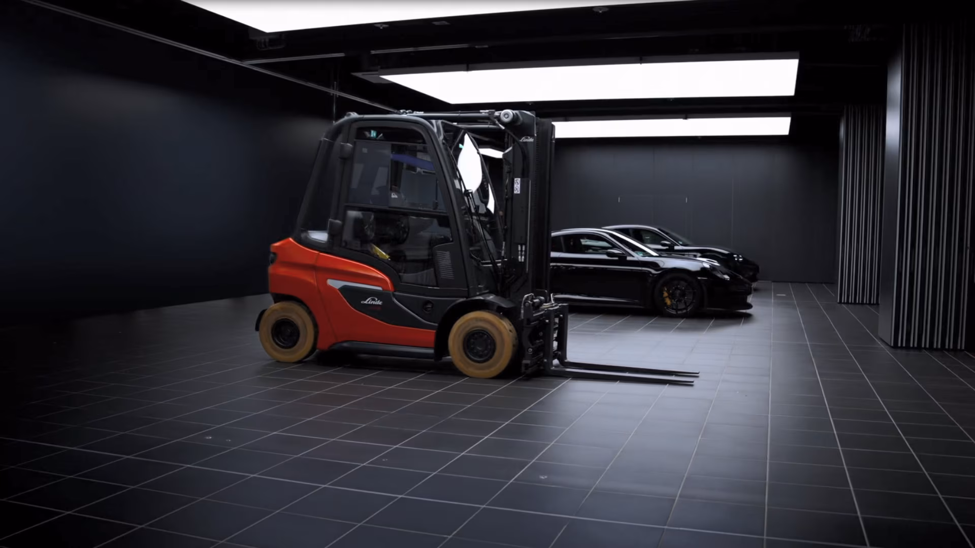 Linde motviktstruck framför en Porche